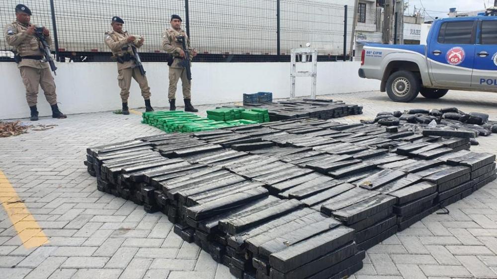 PM apreende quase 2 toneladas de maconha em carreta no bairro Campo Limpo