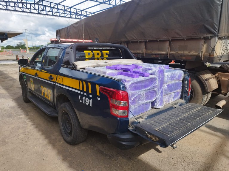 PRF apreende 680 kg de maconha sendo transportada em caminhão na BR 116 em Feira de Santana (BA)