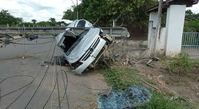 Veículo desgovernado derruba três postes de iluminação no distrito de Matinha