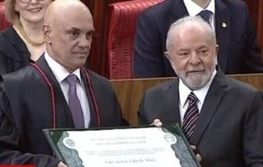 Lula chora em cerimônia de diplomação e diz que 'povo reconquistou direito de viver em democracia'