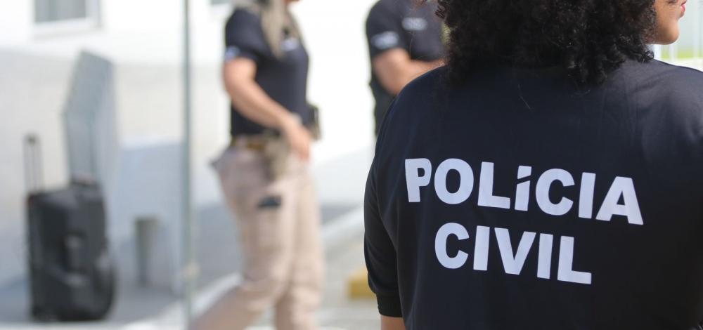 Mulher é presa após espancar filha de nove anos com rodo