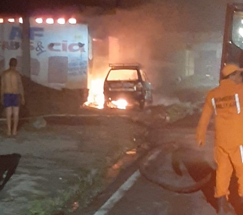 Incêndio destrói carro e fábrica de sofá no tomba, homem fica ferido ao se jogar do primeiro andar.