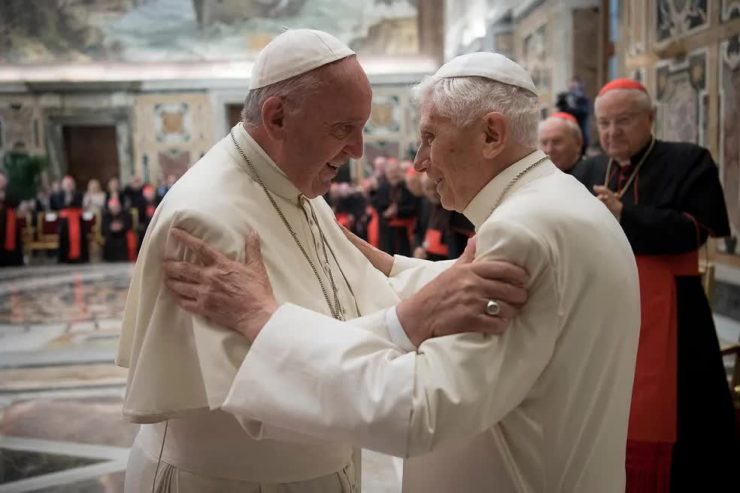 Papa Francisco pede para que fiéis orem por Bento XVI que ‘está muito doente’