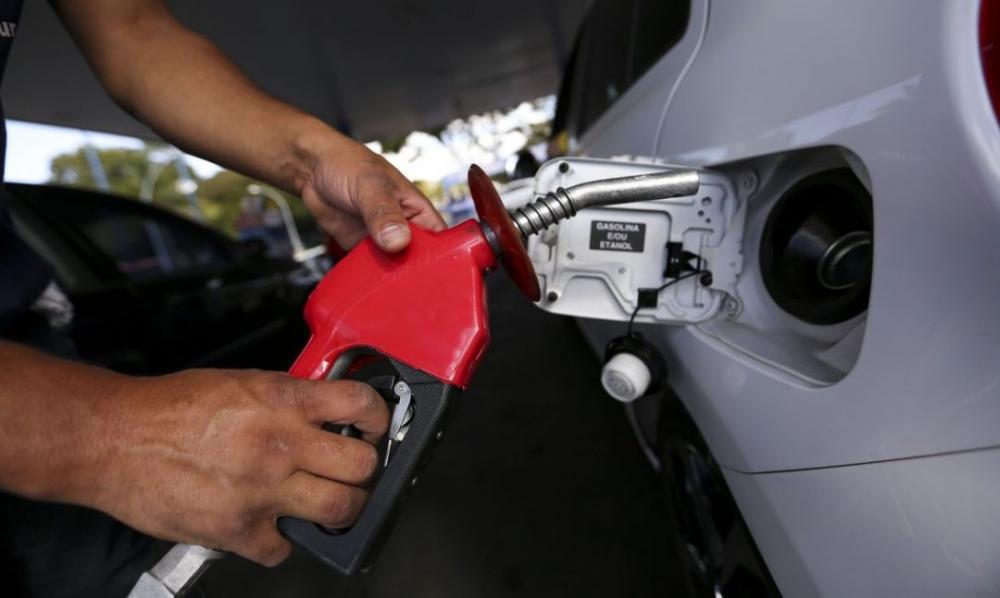 Gasolina tem queda pelo 5º mês consecutivo e atinge média de R$ 5,27, diz IPTL