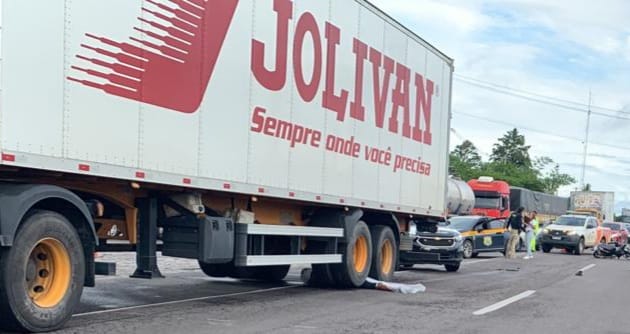 Jovem perde controle de Biz e pára em baixo de carreta na Br 324