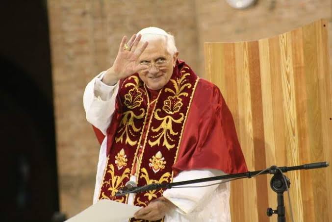 Arquidiocese de Feira realiza missa pela alma de Bento XVI