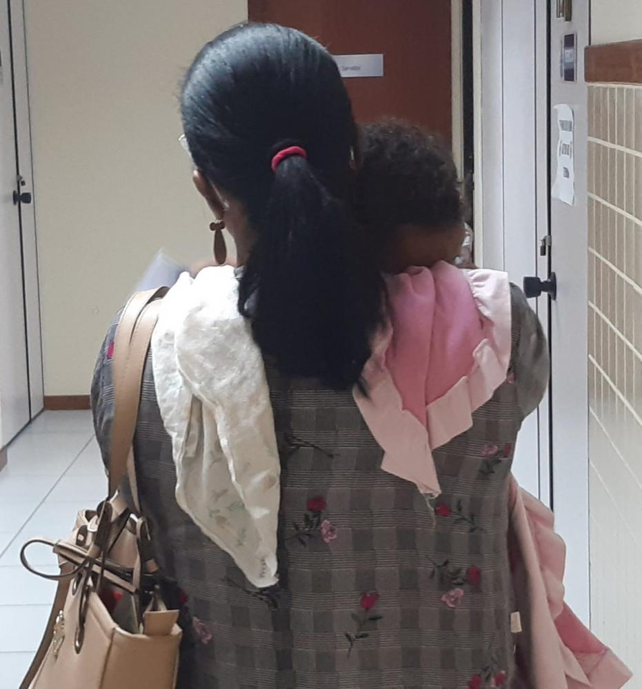 Madrasta de crianças agredidas pelo pai presta depoimento acompanhada por advogado em Feira de Santana