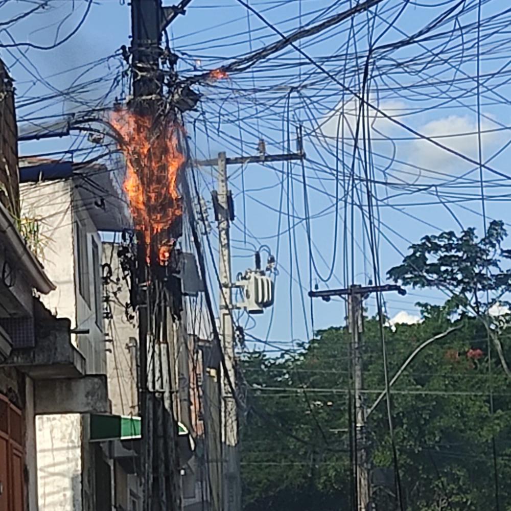 Postes pegam fogo no conjunto IX em Feira de Santana 