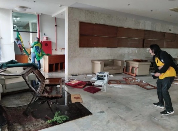 Apoiadores do ex-presidente Bolsonaro invadem Congresso Nacional, Palácio do Planalto e STF