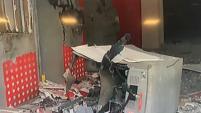 20 homens invadem e explodem agência bancária em Simões Filho