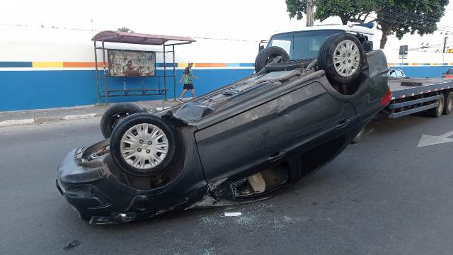 Veículo capota na Avenida Maria Quitéria