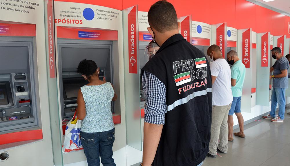 Procon fiscaliza agências de olho na lei dos 15 minutos e nas medidas de contra a Covid-19