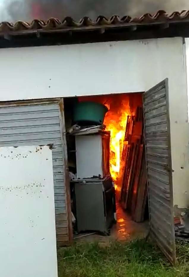 Incêndio destrói galpão em Anguera
