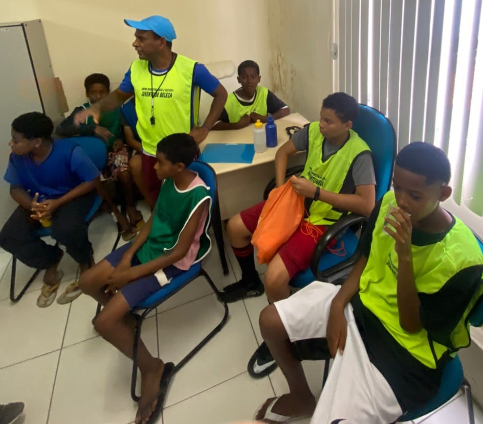 Vereador Pedro Cícero recebe escolinha de futebol em seu gabinete