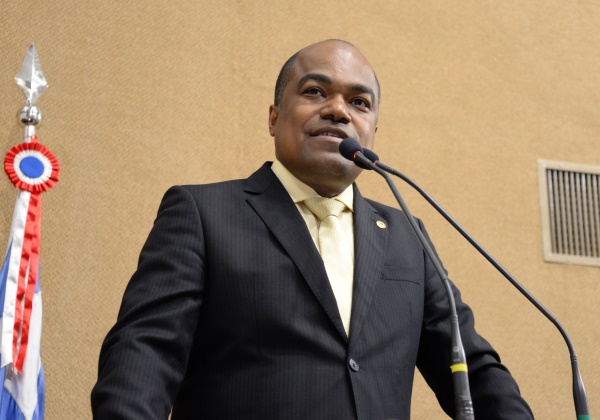 ‘Favoritismo é manter a bancada unida’, diz Samuel Jr. sobre liderança da oposição na Alba