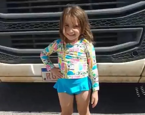 Cão farejador encontra corpo de menina desaparecida em acidente na Bahia