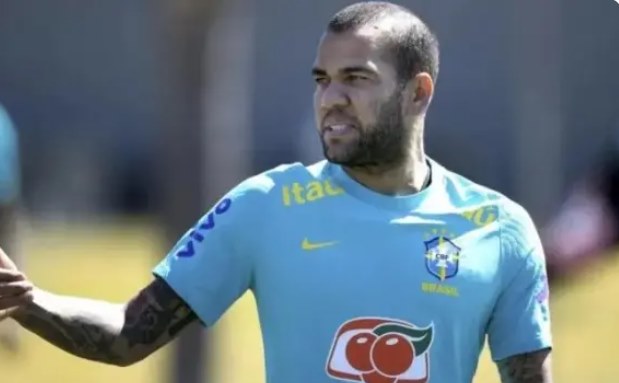 Daniel Alves divide cela com brasileiro e recusou TV por não querer ver notícias sobre acusação de estupro
