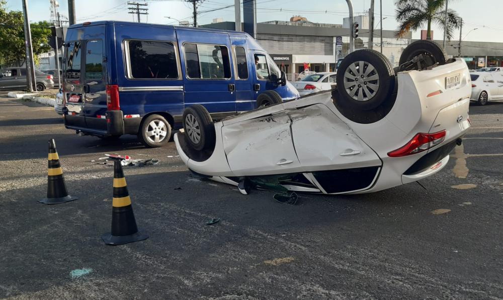 Dois veículos capotam em cruzamento entre as avenidas Getúlio Vargas e Presidente Dutra 