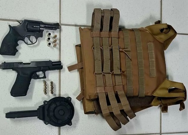 Duas armas de fogo, colete balístico, munições e carregadores são apreendidos no Alto do Rosário