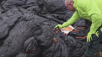 Cientistas fazem cachorro-quente em rochas de vulcão ativo na Islândia