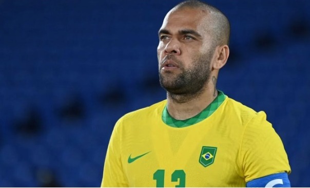 Defesa de Daniel Alves projeta saída do atleta da prisão em um mês