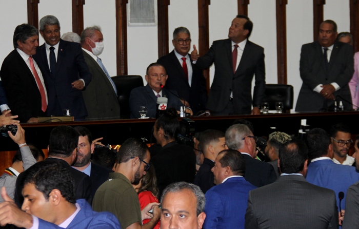 Após solenidade de posse, deputados reconduzem Adolfo Meneses à presidência da ALBA