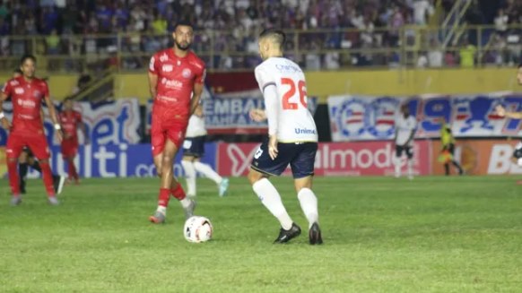 Bahia vence o Barcelona de virada e dispara na liderança do Campeonato Baiano