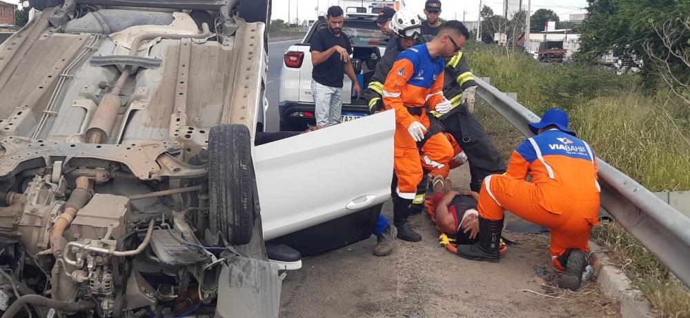Acidente entre Fod Ka e caminhão deixa envolvidos com escoriações leves 