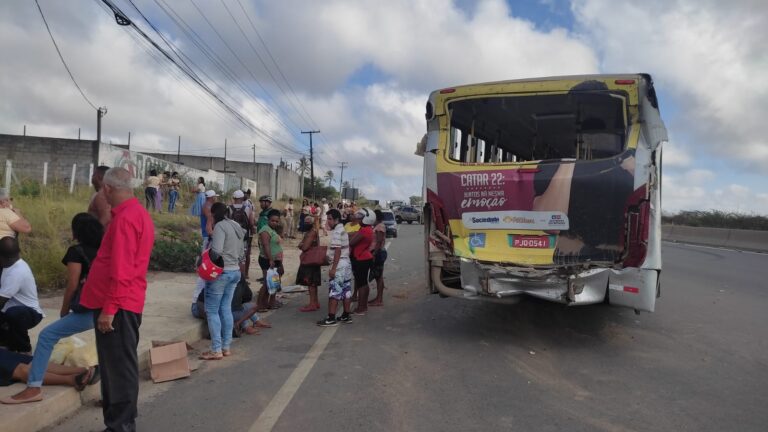Colisão entre dois ônibus deixa 15 feridos na Br 116 Norte.