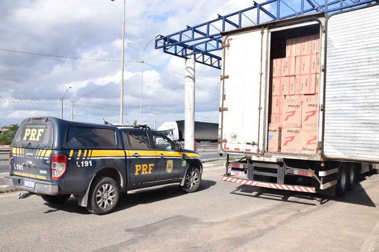 PRF apreende caminhão transportando produtos importados sem nota fiscal