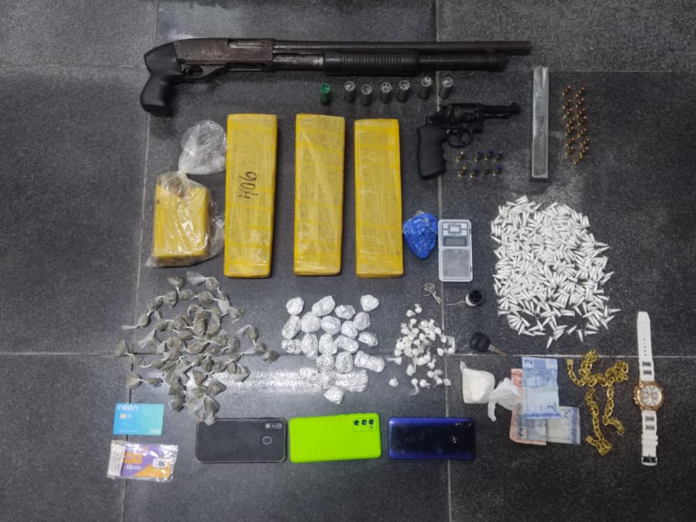 65ª CIPM apreende arma e droga no bairro Muchila em Feira de Santana
