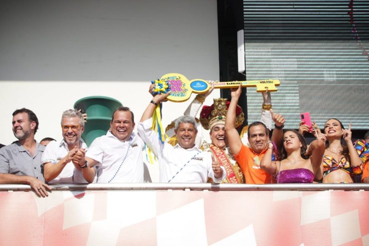 Com Jerônimo, Bruno Reis entrega chave da cidade ao Rei Momo e abre oficialmente Carnaval em Salvador