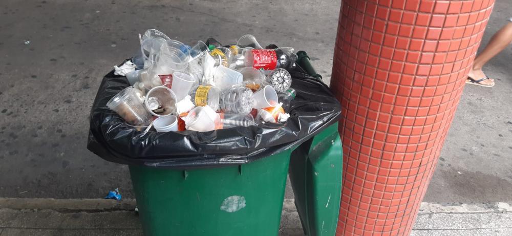 Comerciantes reclamam de falta de manutenção no transbordo central 