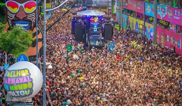 BaianaSystem arrasta foliões no Campo Grande no 4º dia de Carnaval