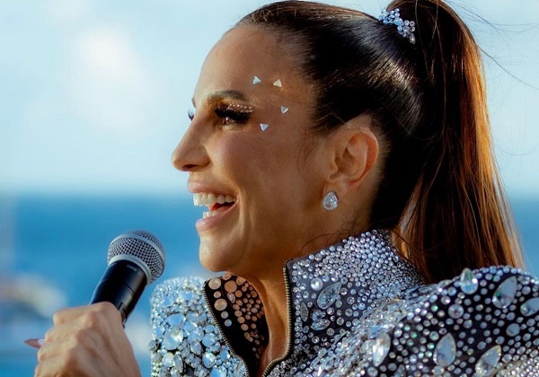 De cima do trio, Ivete Sangalo faz coreografia da sua música do Carnaval