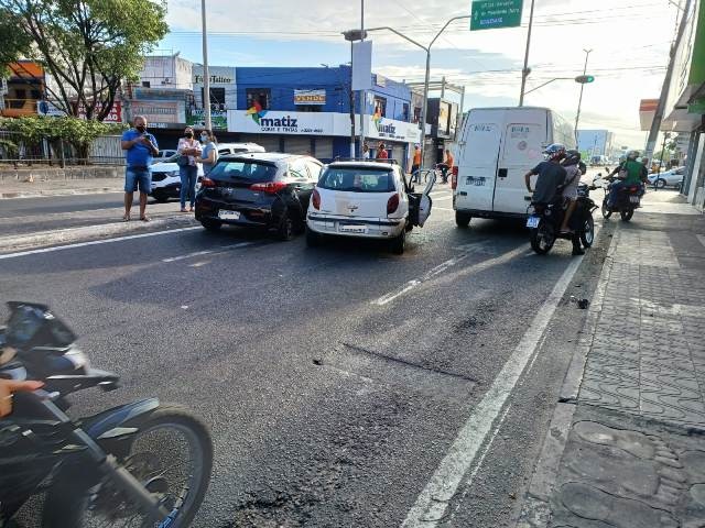 Motorista passa mal e causa colisão entre três veículos em Feira de Santana