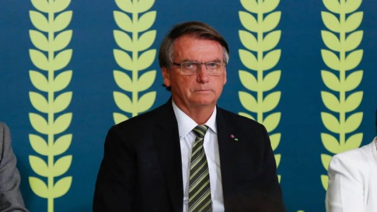 Em Orlando, Bolsonaro critica salário de R$ 33 mil durante presidência