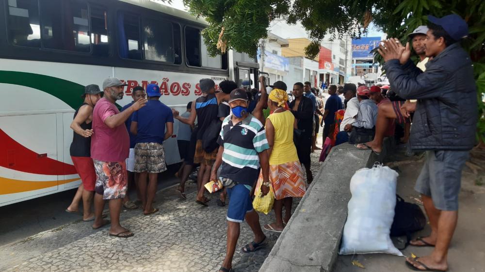 Trabalhadores resgatados de condições de escravidão na Serra Gaúcha chegam a Feira de Santana