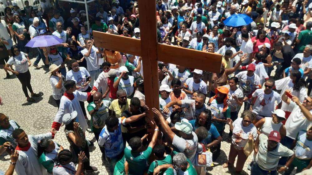 9ª Caminhada do Perdão reúne centenas de fieis nas ruas de Feira de Santana