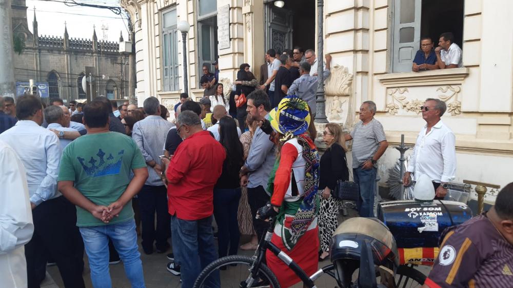 Amigos e autoridades se despedem de Modezil Cerqueira em Feira de Santana