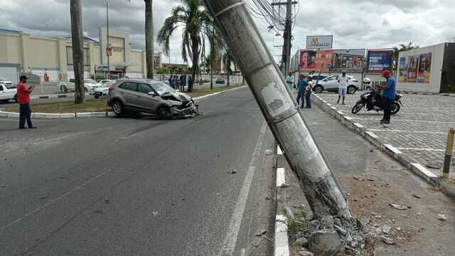 Veículo bate contra poste de energia e frente do carro fica destruída em Feira de Santana