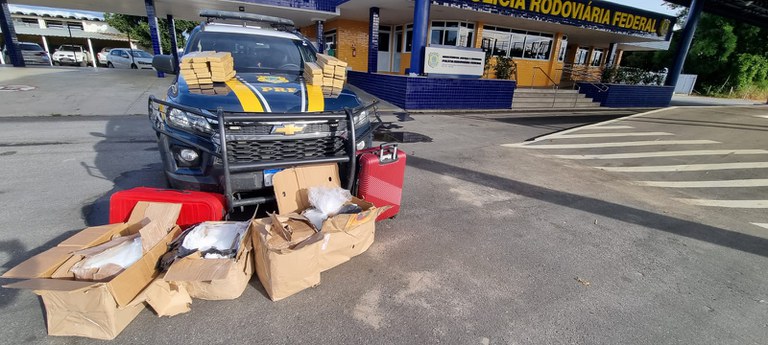 PRF apreende quase 140 kg de drogas em fiscalização a ônibus na BR 116 em Vitória da Conquista (BA) e causa um prejuízo superior a 16 milhões de reais ao crime organizado