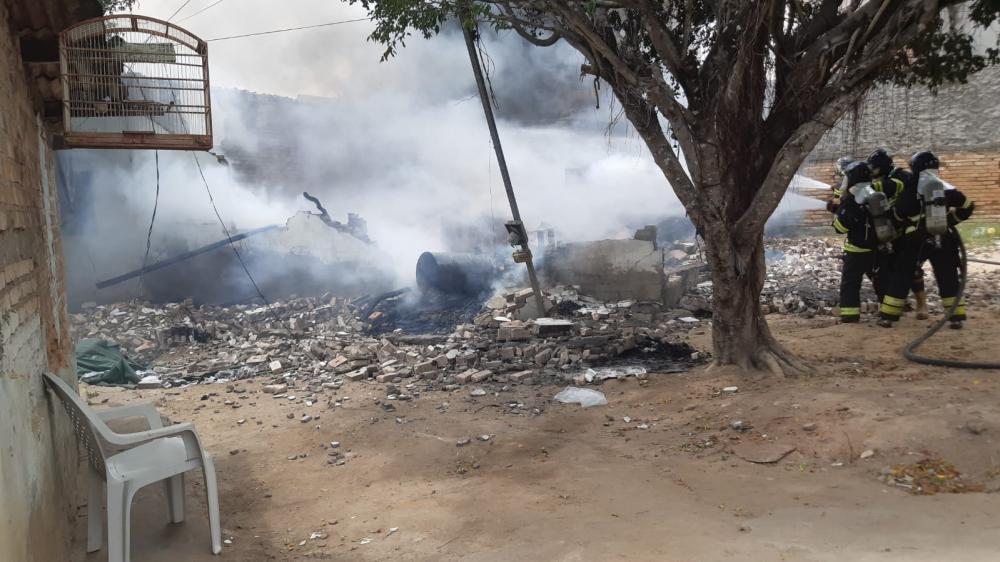 Incêndio destrói fábrica de travesseiro no bairro Queimadinha em Feira de Santana 
