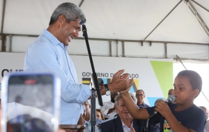 Paciente do HEC, menino de 7 anos discursa durante visita de Jerônimo Rodrigues a Feira de Santana