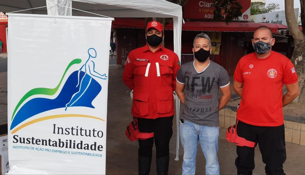 Grupo voluntário arrecada alimentos para famílias carentes