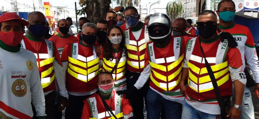 Mototaxistas fazem manifestação no centro cobrando alvará