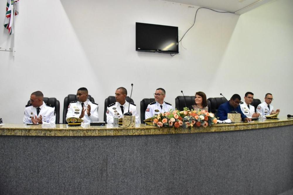 Câmara de Feira de Santana concede honraria a quatro oficiais e dois praças da Rondesp/Leste