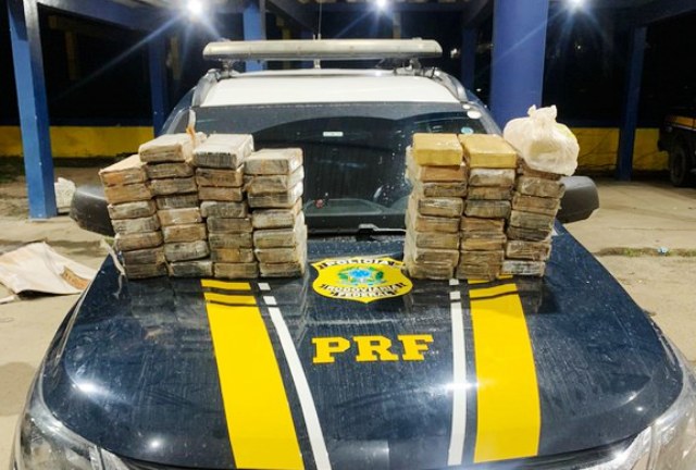 Casal de traficantes é preso transportando quase 58 Kg de cocaína escondidos em fundo falso de caminhonete em Feira de Santana