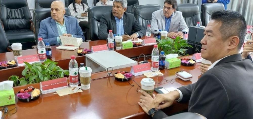 Na China, Jerônimo visita fabricante de veículos elétricos BYD