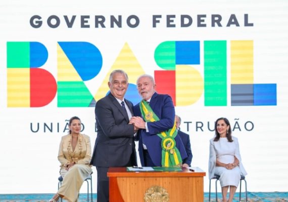 Programa de passagens a R$ 200 deve começar em agosto, diz ministro